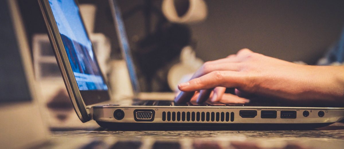 Rédaction d'un ticket sur un laptop